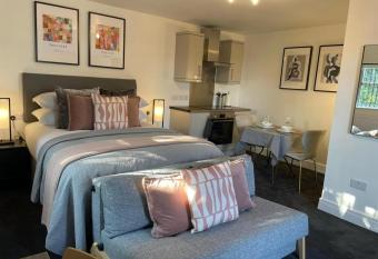 The Woden Boutique Hotel Walsall M6 J9 has Balcony rooms