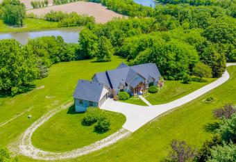 Tranquil Secluded Retreat allows 18 year olds to book a room