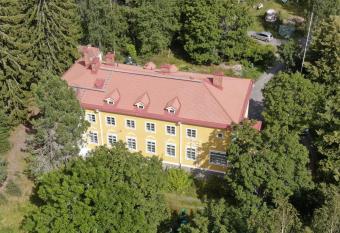 Salonsaaren Pappila allows 18 year olds to book a room