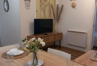 Jolie F3 allows 18 year olds to book a room