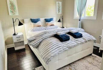 Luxury private room Homestay near square one Mississauga allows 18 year olds to book a room