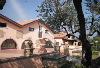 Azienda Vitivinicola Sergio Del Casale has Balcony rooms