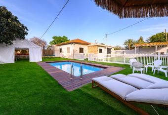 Ahuzat Anael allows 18 year olds to book a room