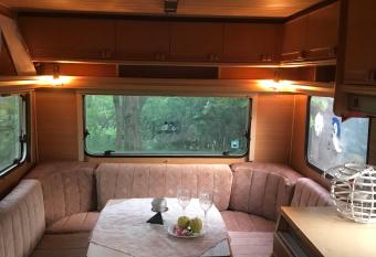 Ivi karavan na   arovnom mieste has rooms with a private hot tub