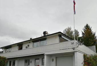 Ett-to rom til leie i et privat hus allows 18 year olds to book a room