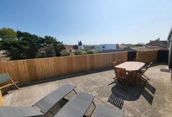 La Terrasse du Sentier has Balcony rooms