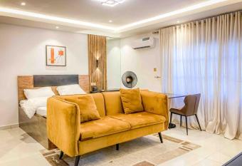 Luxury Studio; 3 mins walk to Oniru Beach allows 18 year olds to book a room