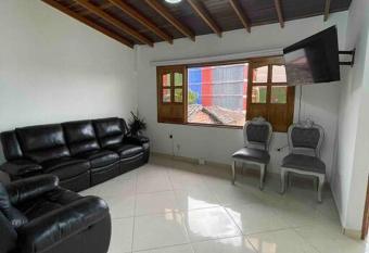 Apartamento en el parque Guatap   allows 18 year olds to book a room