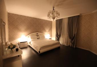 Grace Apartments has rooms with a private hot tub