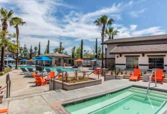 2bd 2ba Retreat Resort Style Pool Gym 11 has rooms with a private hot tub