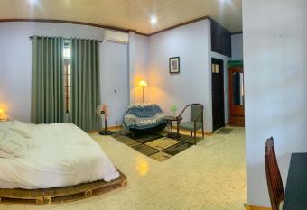 Pomelo Home - Walk to beach - Garden BBQ - Jacuzzi has rooms with a private hot tub