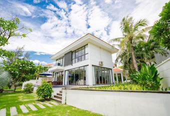 VST Ocean Villa Resort has rooms with a private hot tub