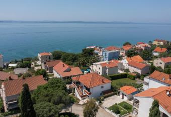 Fi  o has Balcony rooms