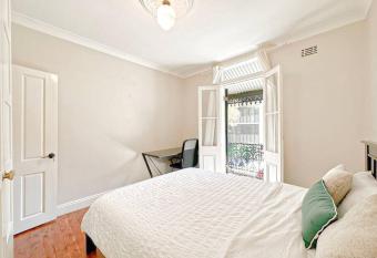 Pyrnmont 2 Bedroom Terrace has rooms with a private hot tub