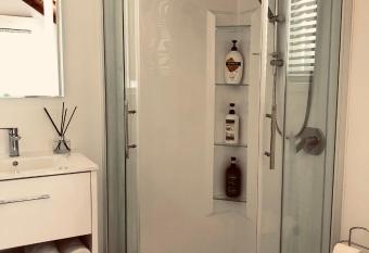 Palm Beach Cottage with Private Spa Pool has rooms with a private hot tub