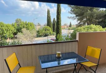 Appartement Hy  res - Terrasse au calme allows 18 year olds to book a room