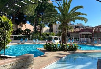 Appartement avec piscine 5 min    pieds des plages has Balcony rooms