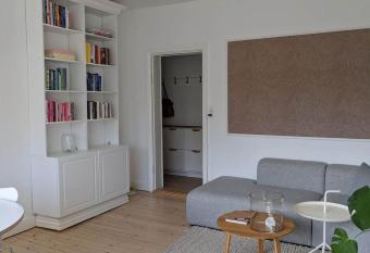 Cozy newly renovated apartment has Balcony rooms