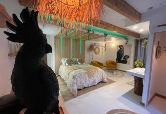 La Romantica allows 18 year olds to book a room