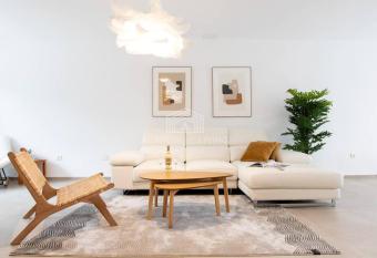 Townhouse 10min to Puerto Banus allows 18 year olds to book a room