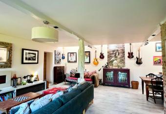 Quirky Luxury Barn Sleeps 8, Pet Friendly has Balcony rooms