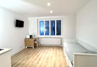 *Marquer* Studio proche gare M23 allows 18 year olds to book a room