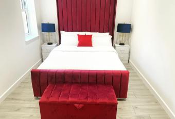 The Lincoln Apartment 2023 NEW-BUILD has Balcony rooms