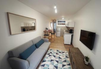 Le calme d un joli patio en centre-ville has Balcony rooms