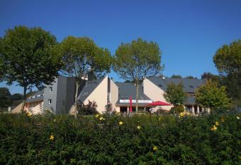 Au Relais de l Oust allows 18 year olds to book a room