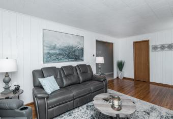 3 bedroom showstopper near Mayo Clinic allows 18 year olds to book a room