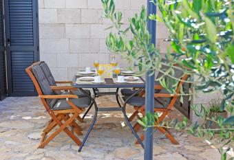 Apartment Limoni has Balcony rooms