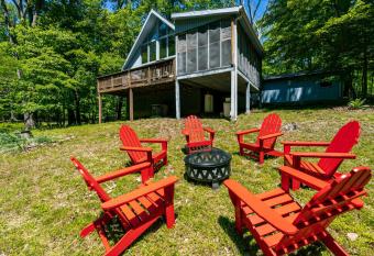 Wooded family-size Chalet with Fire pit & Hot tub! has Balcony rooms