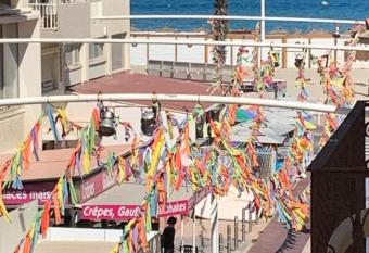 La rue de la Soif    Canet-Plage, En pleine rue de la F  te, appartement 2 pi  ces avec vue lat  rale sur la plage, avec terrasse, clim et internet has Balcony rooms