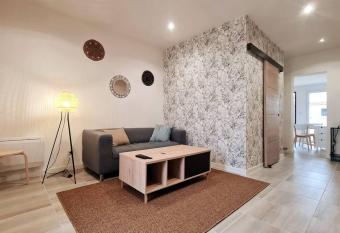 Maison Baste has Balcony rooms