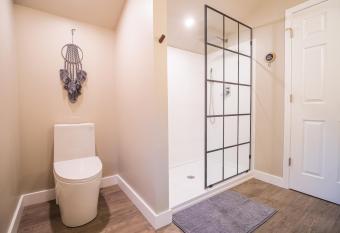 Hot Tub, Firepit, 2 King Beds, Game Room, 200 +mbps has rooms with a private hot tub