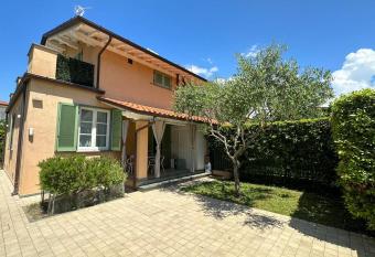 La casa di Elena Versilia - Two Apartments has Balcony rooms