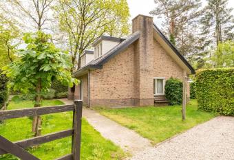 Grote vakantiewoning 190m2! op ruim- en groen perceel has Balcony rooms