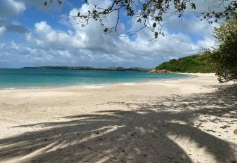 Breeze by the sea has Balcony rooms
