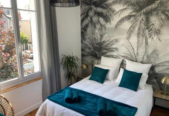 Le George Sand- hyper centre lumineux allows 18 year olds to book a room