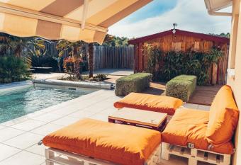 Superbe Villa avec Piscine    10 min de l Oc  an allows 18 year olds to book a room