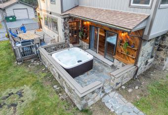 2 Houses, 22+Guests, 2 Hot Tubs, Renovated, Events Welcome! has rooms with a private hot tub
