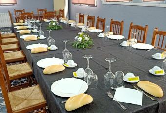 Restaurante & Hostal El Volante allows 18 year olds to book a room