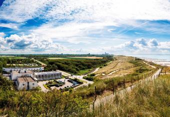 Strandhotel Westduin has rooms with a private hot tub