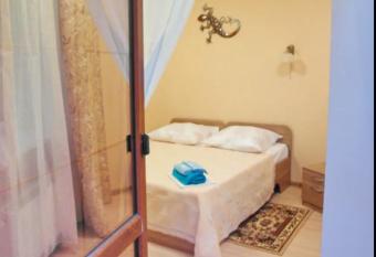 Habitaci  n Triple Confort con Balc  n allows 18 year olds to book a room