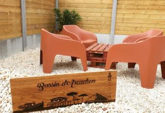 LE FAIERE AUDENGE has rooms with a private hot tub