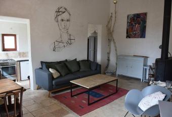 La petite maison des artistes has Balcony rooms