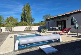 Chez Louise et Juliette has Balcony rooms