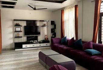 Soulful Himalayan Retreat has rooms with a private hot tub