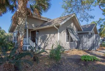 17 Fairway Club Dr has Balcony rooms