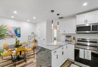 House with Backyard, Hot tub and Game Room, Sleeps 8 people has rooms with a private hot tub